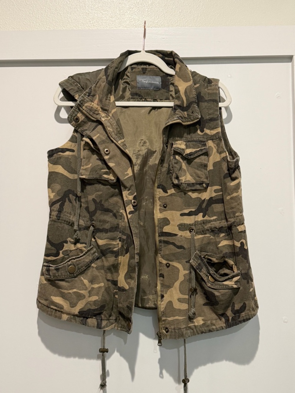 Camo Utility Vest - Sleeveless Military Style